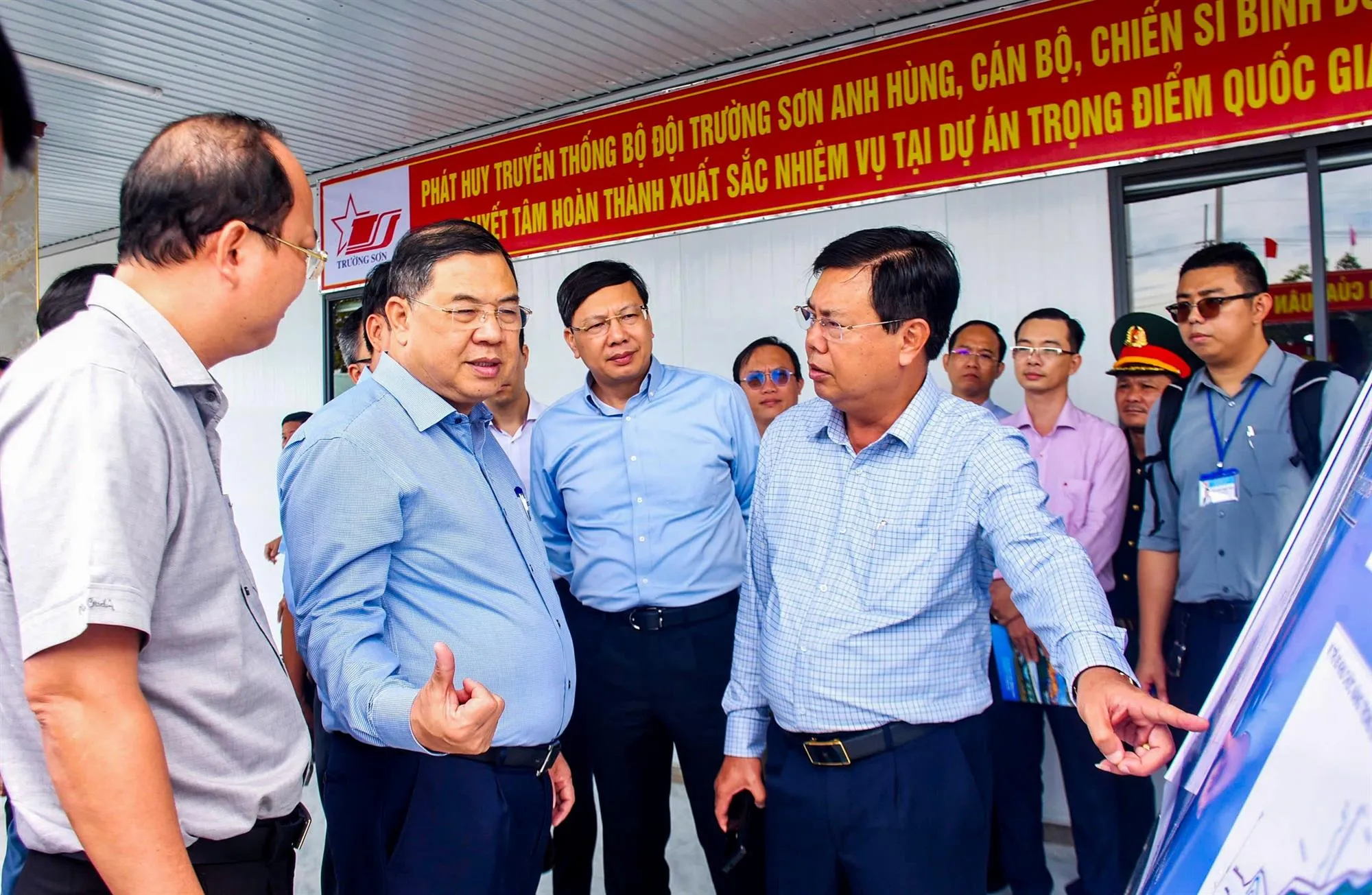 Phó thủ tướng thường trực Phạm Gia Túc (đứng giữa hàng đầu) đề nghị chất lượng công trình thi công phải được đặt lên hàng đầu - Ảnh: AX - TTO
