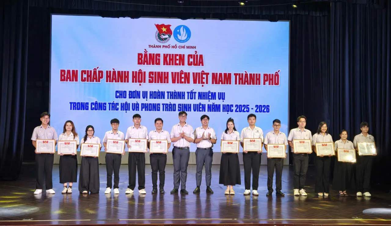 Bằng khen Ban Chấp hành Hội SInh viên Việt Nam TPHCM cho đơn vị hoàn thành tốt nhiệm vụ - Ảnh Bá Nam