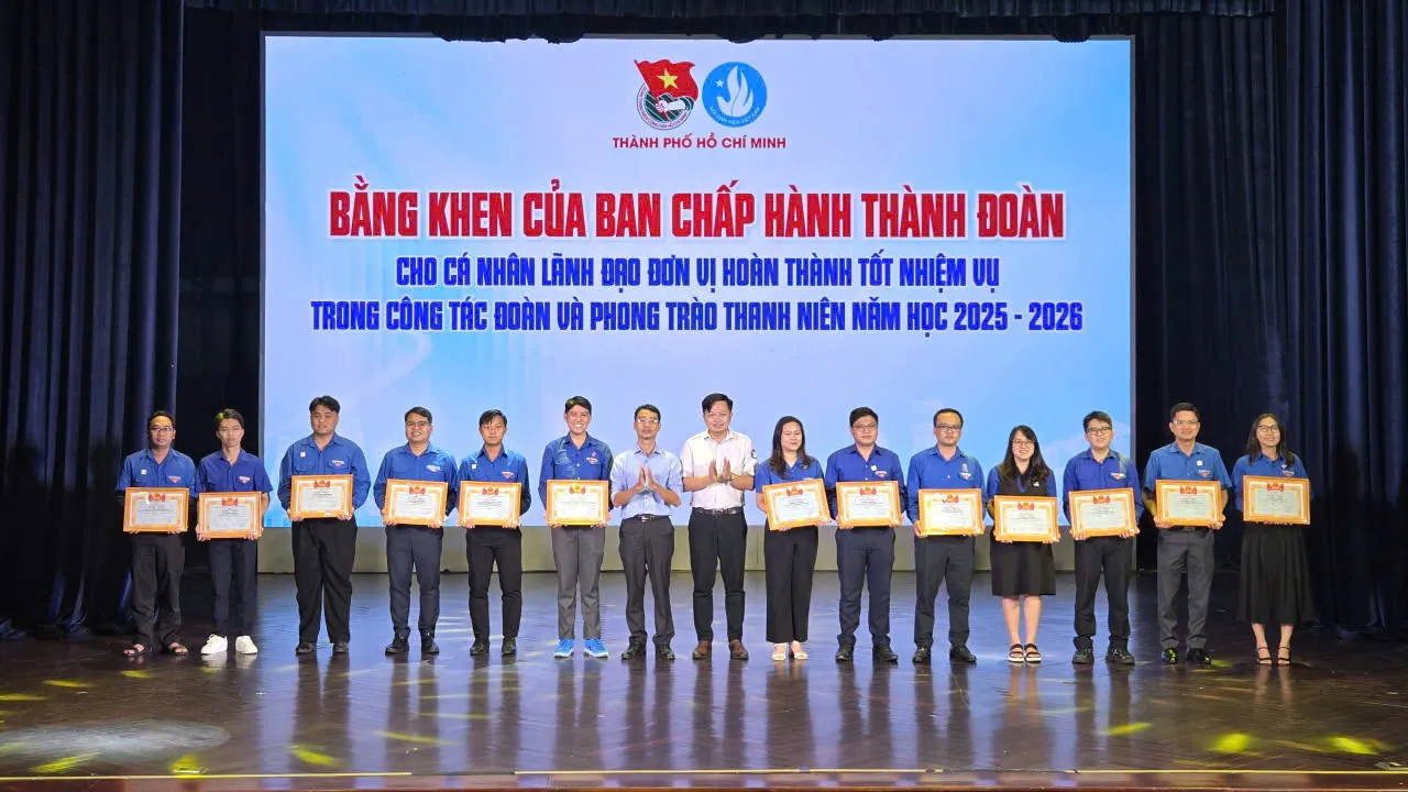Bằng khen của Ban chấp hành Thành Đoàn cho cá nhân lãnh đạo đơn vị hoàn thành tốt nhiệm vụ - Ảnh Bá Nam