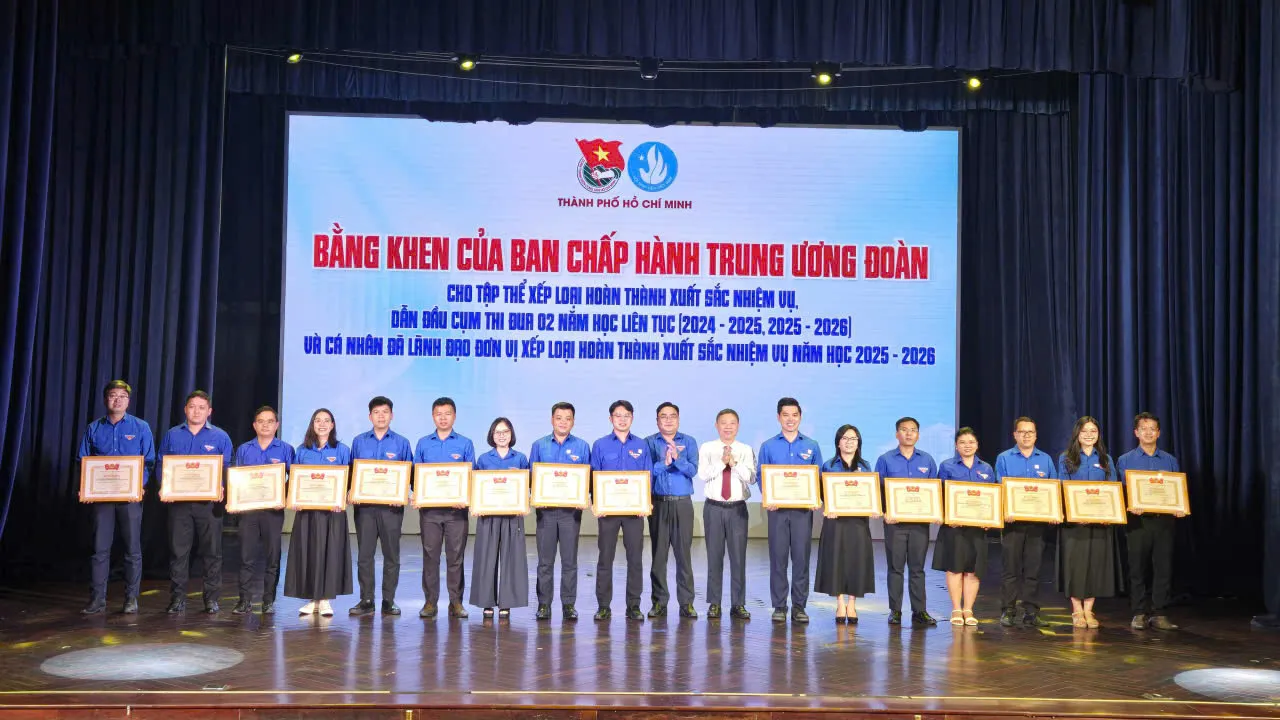 Bằng khen của Ban chấp hành Trung ương Đoàn cho tập thể xếp loại hoàn thành xuất sắc nhiệm vụ, dẫn đầu cụm thi đua 2 năm liên tục - Ảnh Bá Nam