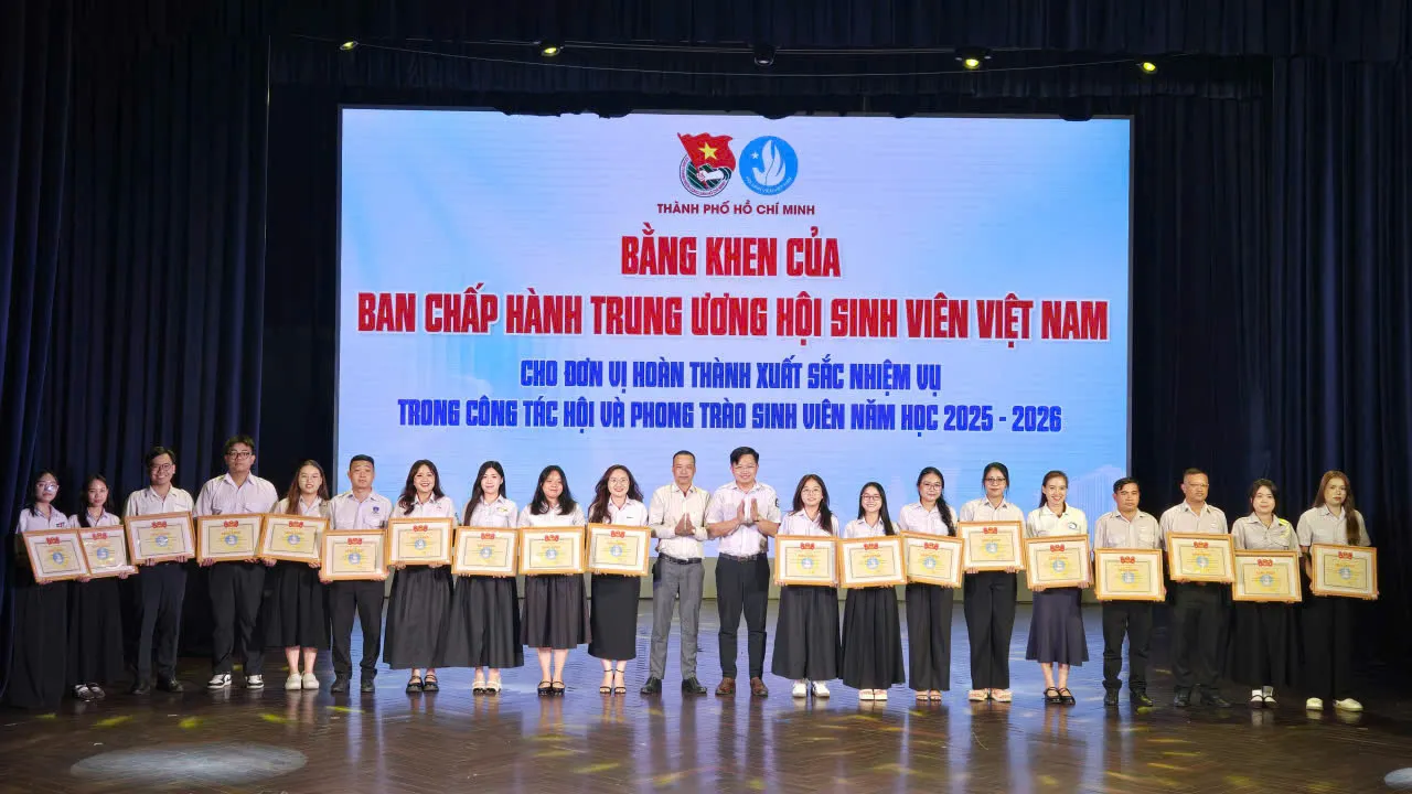 Bằng khen của Ban Chấp hành Trung ương Hội Sinh viên Việt Nam cho các đơn vị hoàn thành xuất sắc nhiệm vụ - Ảnh Bá Nam