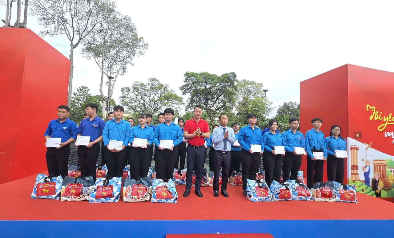 Ban Tổ chức trao tặng 50 suất quà đến thanh niên có hoàn cảnh khó khăn - Ảnh Bá Nam