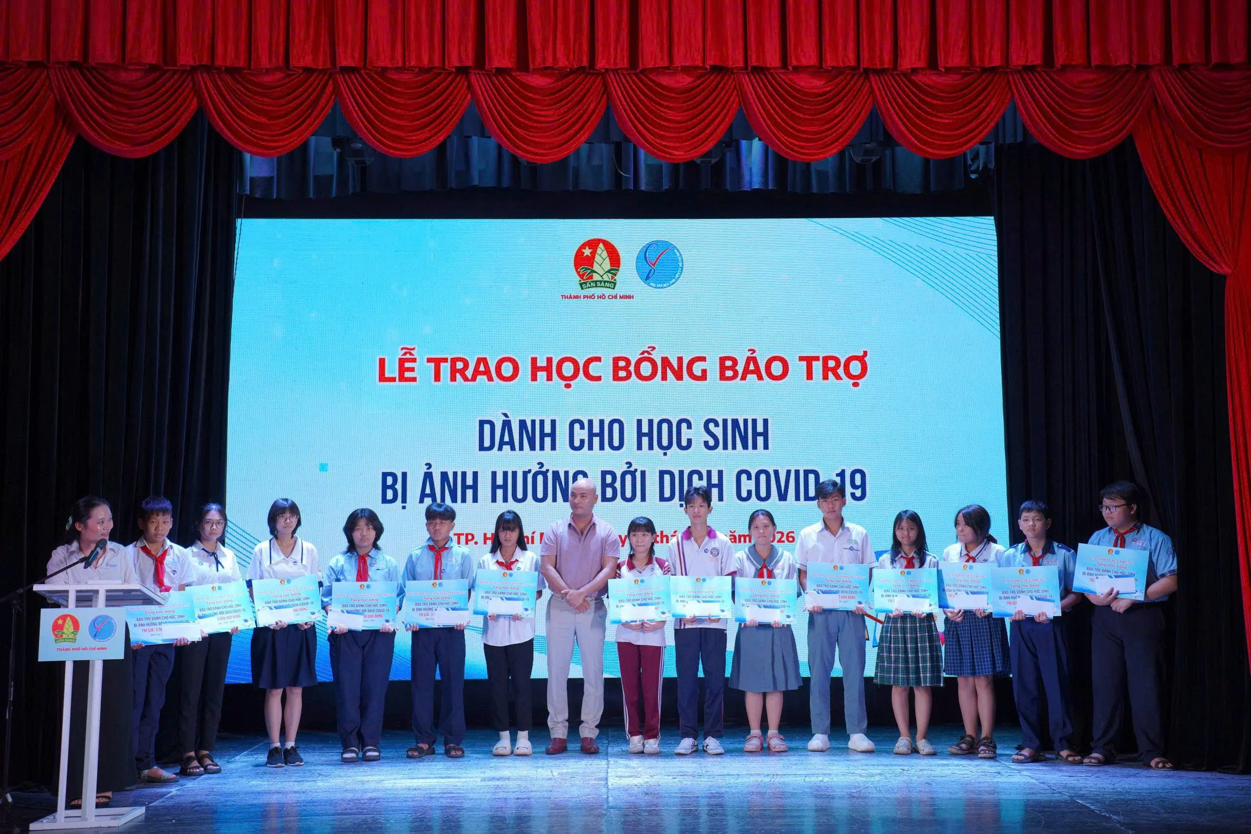 Các bạn học sinh hạnh phúc khi nhận được học bồng từ các mạnh thường quân - Ảnh BTC cung cấp