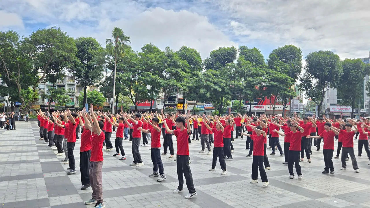 Các bạn hội viên, thanh niên tham gia phần đồng diễn “Tôi yêu Tổ quốc tôi” - Ảnh Bá Nam