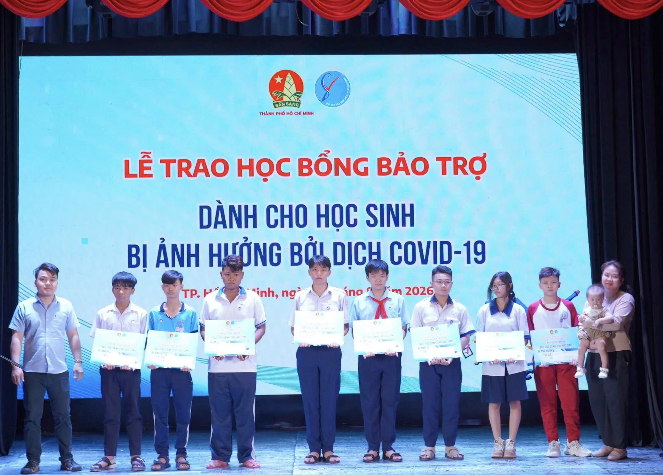 Cả gia đình mạnh thường quân cùng đến bảo trợ và chúc mừng các em học sinh được nhận học bổng - Ảnh BTC cung cấp