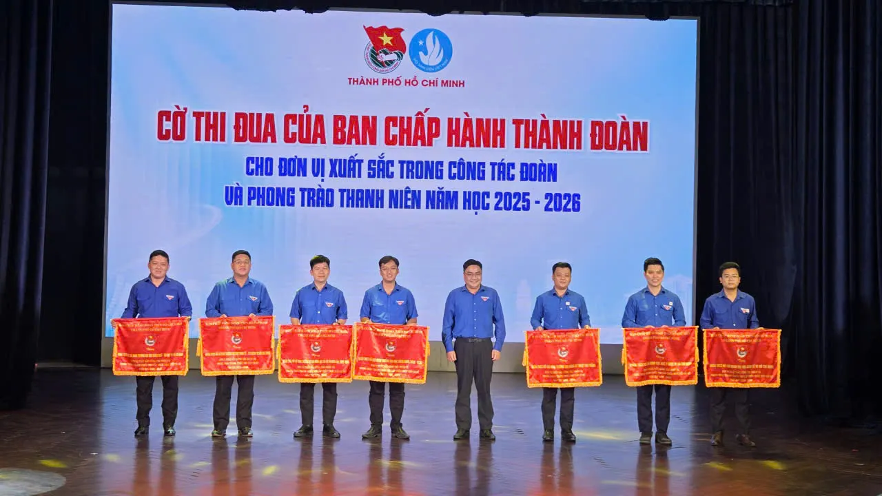 Cờ thi đua của Ban Chấp hành Thành Đoàn cho các đơn vị xuất sắc - Ảnh Bá Nam