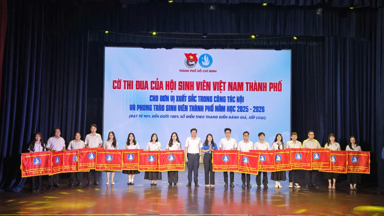 Cờ thi đua của Hội Sinh viên Việt Nam TPHCM cho các đơn vị xuất sắc - Ảnh Bá Nam