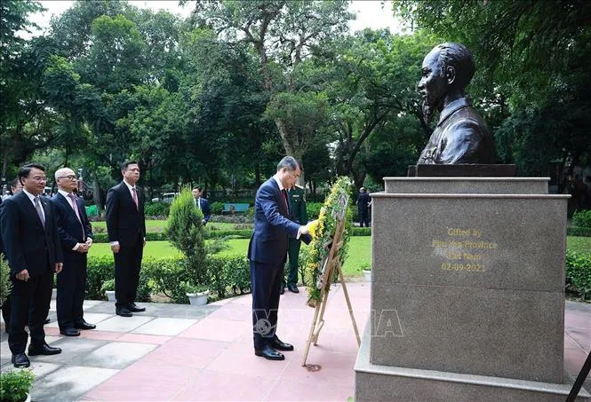 Thủ tướng Lê Minh Hưng dâng hoa tại Tượng Chủ tịch Hồ Chí Minh ở thủ đô New Delhi. Ảnh: Dương Giang/TTXVN