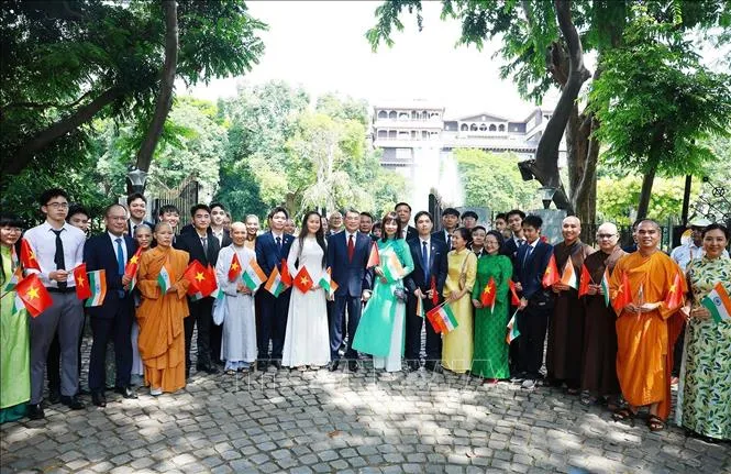 Thủ tướng Lê Minh Hưng với cán bộ, nhân viên Đại sứ quán và cộng đồng người Việt Nam tại Ấn Độ tham dự Lễ dâng hoa tại Tượng Chủ tịch Hồ Chí Minh ở thủ đô New Delhi. Ảnh: Dương Giang/TTXVN