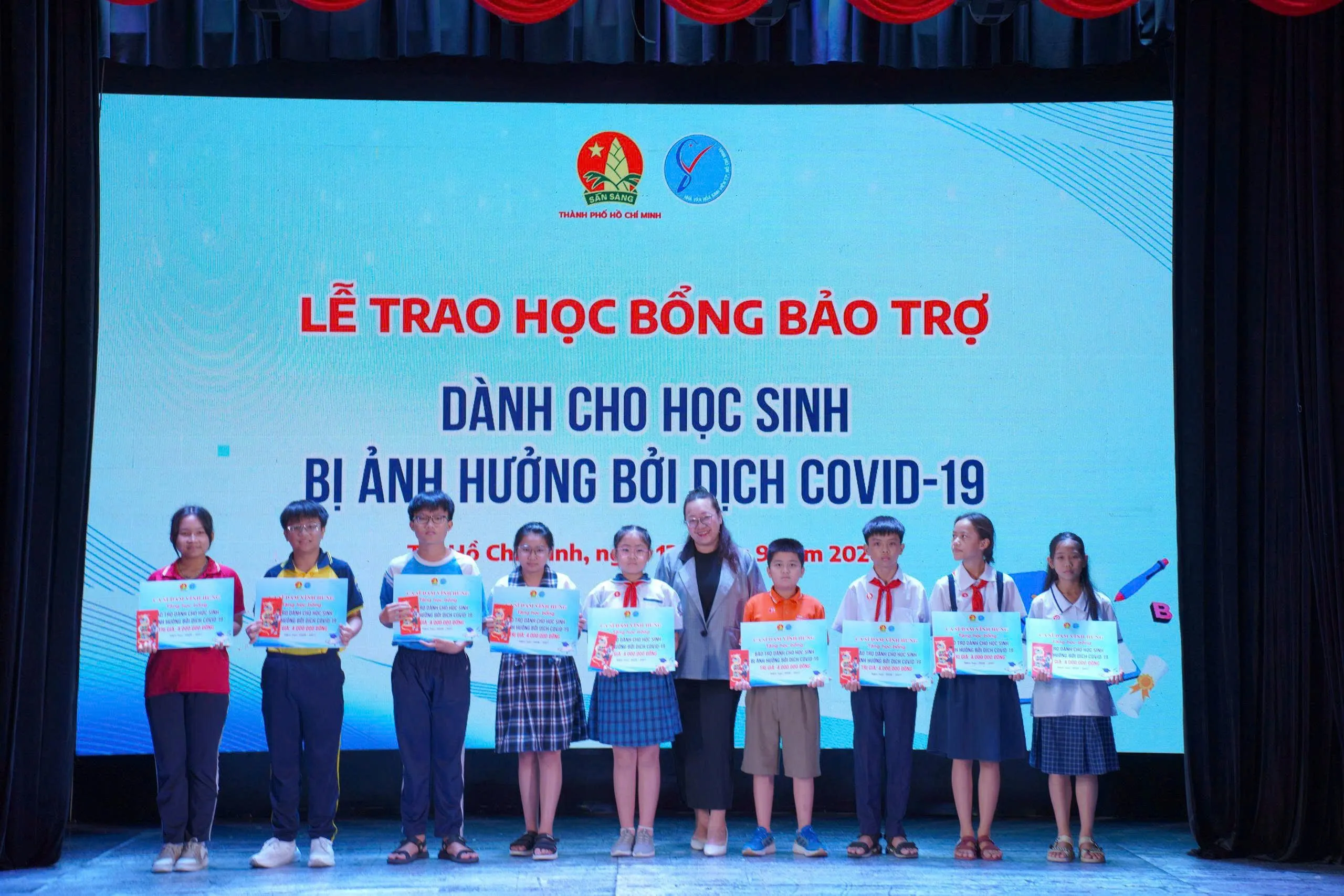 Hạnh phúc của mạnh thường quân khi hỗ trợ được cho các em học sinh vượt khó - Ảnh BTC cung cấp