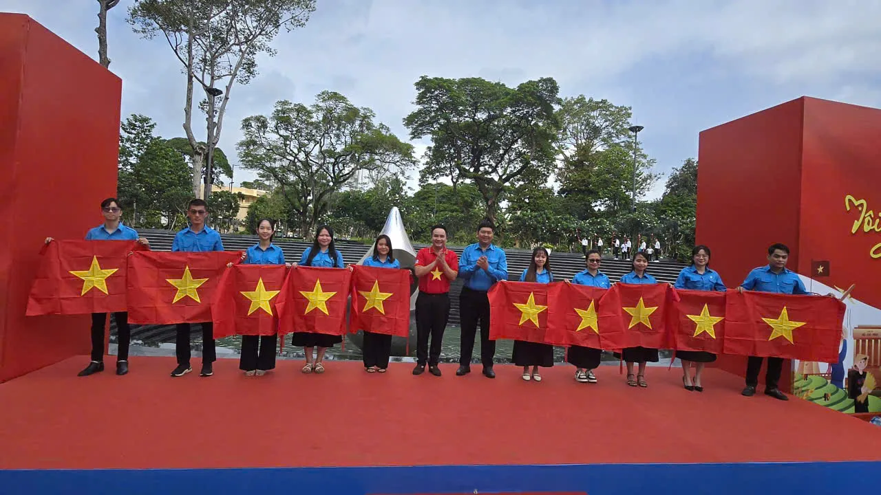 Hoạt động “Tự hào lá cờ Tổ quốc” trao cờ cho các Chi Hội khu phố trên địa bàn phường Vườn Lài - Ảnh Bá Nam