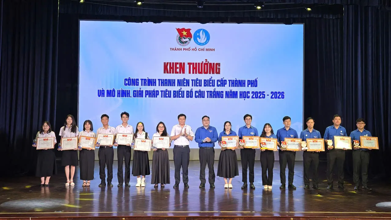 Khen thưởng công trình thanh niên tiêu biểu cấp Thành phố và mô hình, giải pháp tiêu biểu Bồ câu trắng - Ảnh Bá Nam