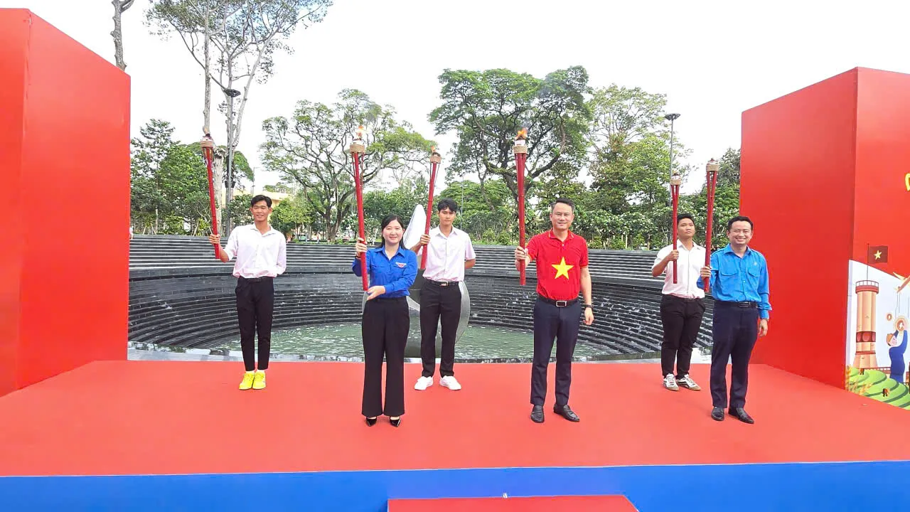Ngọn đuốc của Hành trình “Tôi yêu Tổ quốc tôi” chặng 6 - năm 2026 chính thức được trao tới tuổi trẻ tỉnh Cà Mau - Ảnh Bá Nam