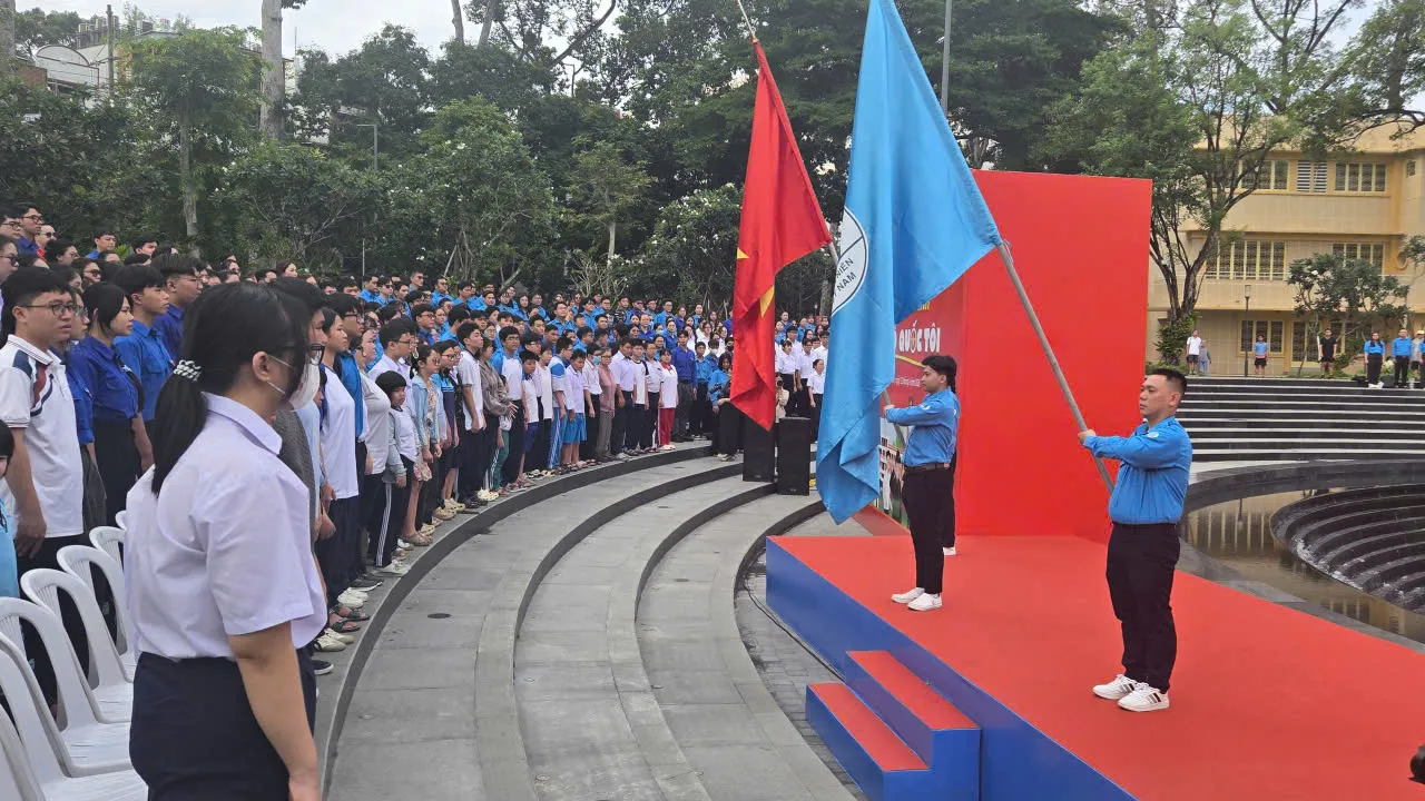 Thực hiện nghi lễ chào cờ tại chặng 5 hành trình %22Tôi yêu Tổ quốc tôi%22 - Ảnh Bá Nam
