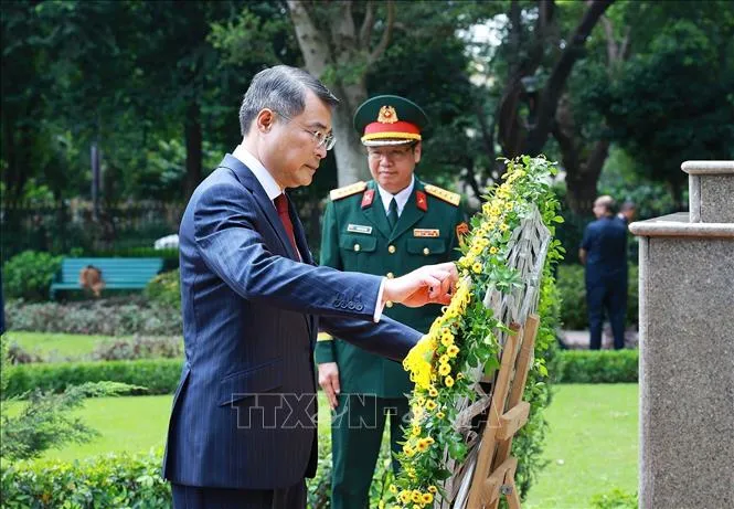 Thủ tướng Lê Minh Hưng dâng hoa tại Tượng Chủ tịch Hồ Chí Minh ở thủ đô New Delhi. Ảnh: Dương Giang/TTXVN