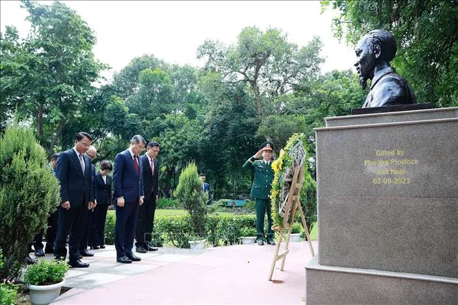Thủ tướng Lê Minh Hưng dâng hoa tại Tượng Chủ tịch Hồ Chí Minh ở thủ đô New Delhi. Ảnh: Dương Giang/TTXVN