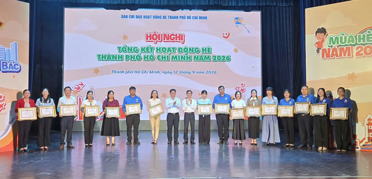 Trao tặng Bằng khen Ủy ban Nhân dân Thành phố cho các đơn vị có thành tích tốt trong hoạt động hè - Ảnh Bá Nam