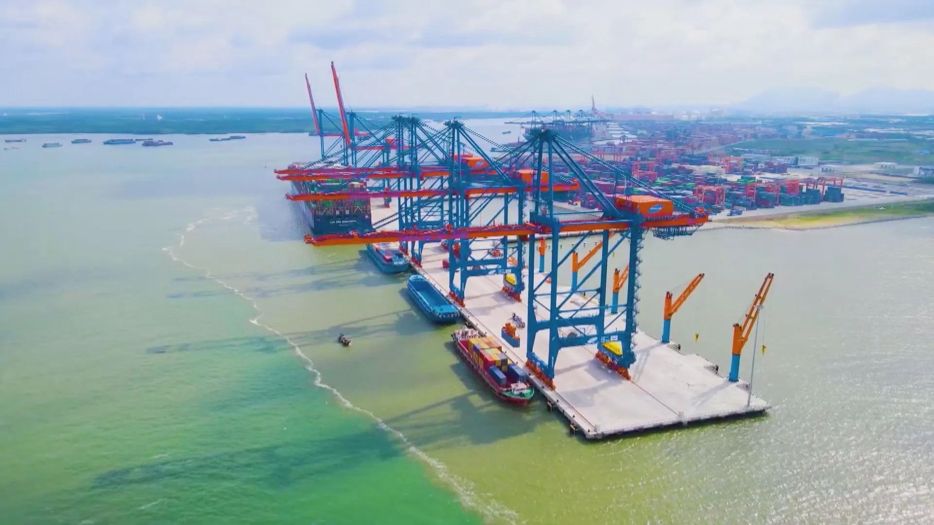 Tháo gỡ "điểm nghẽn" hạ tầng để nâng cao sức cạnh tranh của hàng Việt trên thế giới - Ảnh 1.