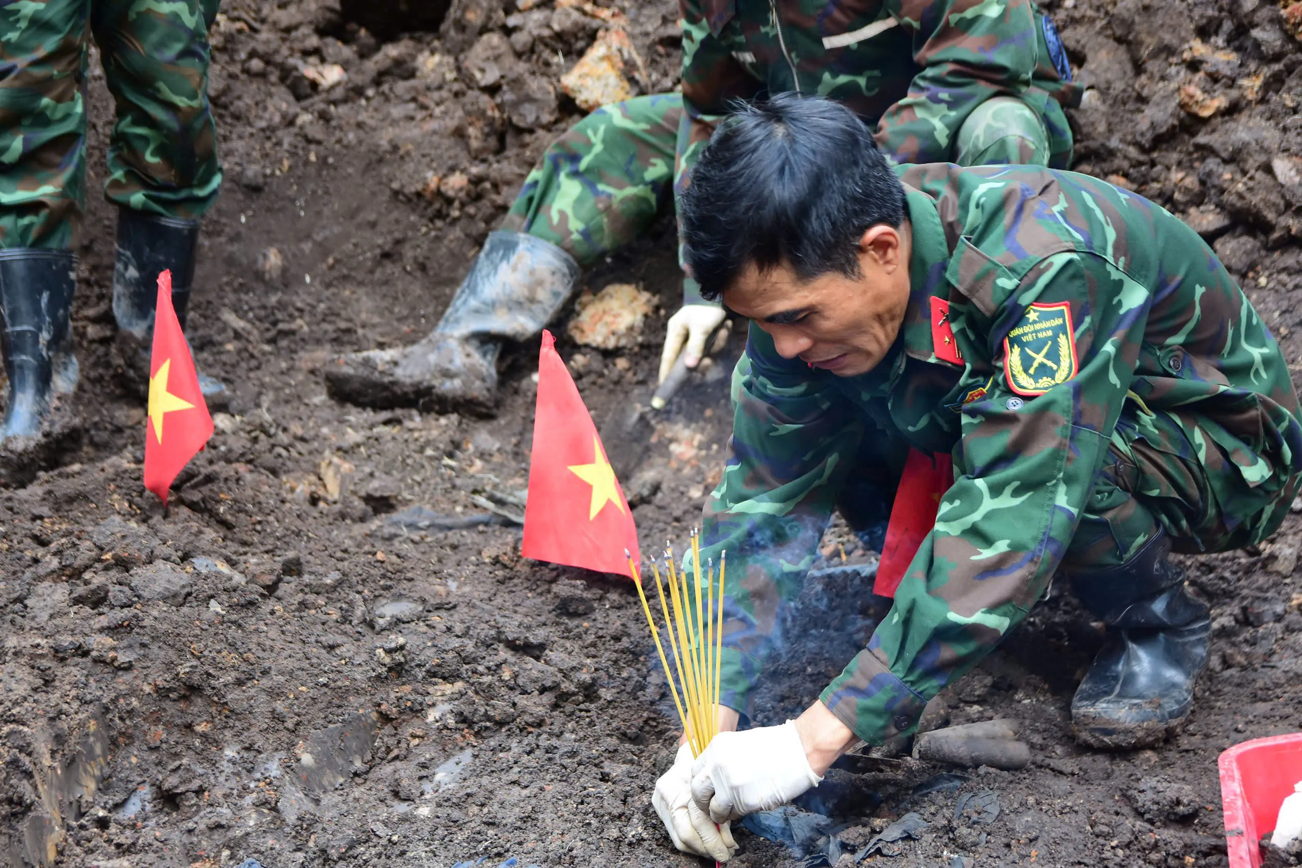 Quy tập thêm 11 hài cốt liệt sĩ tại rãnh thứ 2 (Khu A)- Ảnh 4. Quy tập thêm 11 hài cốt liệt sĩ tại rãnh thứ 2 (Khu A)- Ảnh 4.