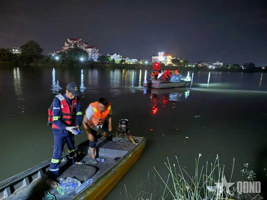 Lực lượng cứu hộ đã phát hiện thi thể Thiếu tá Trần Văn Tùng- Ảnh 1. Lực lượng cứu hộ đã phát hiện thi thể Thiếu tá Trần Văn Tùng- Ảnh 1.