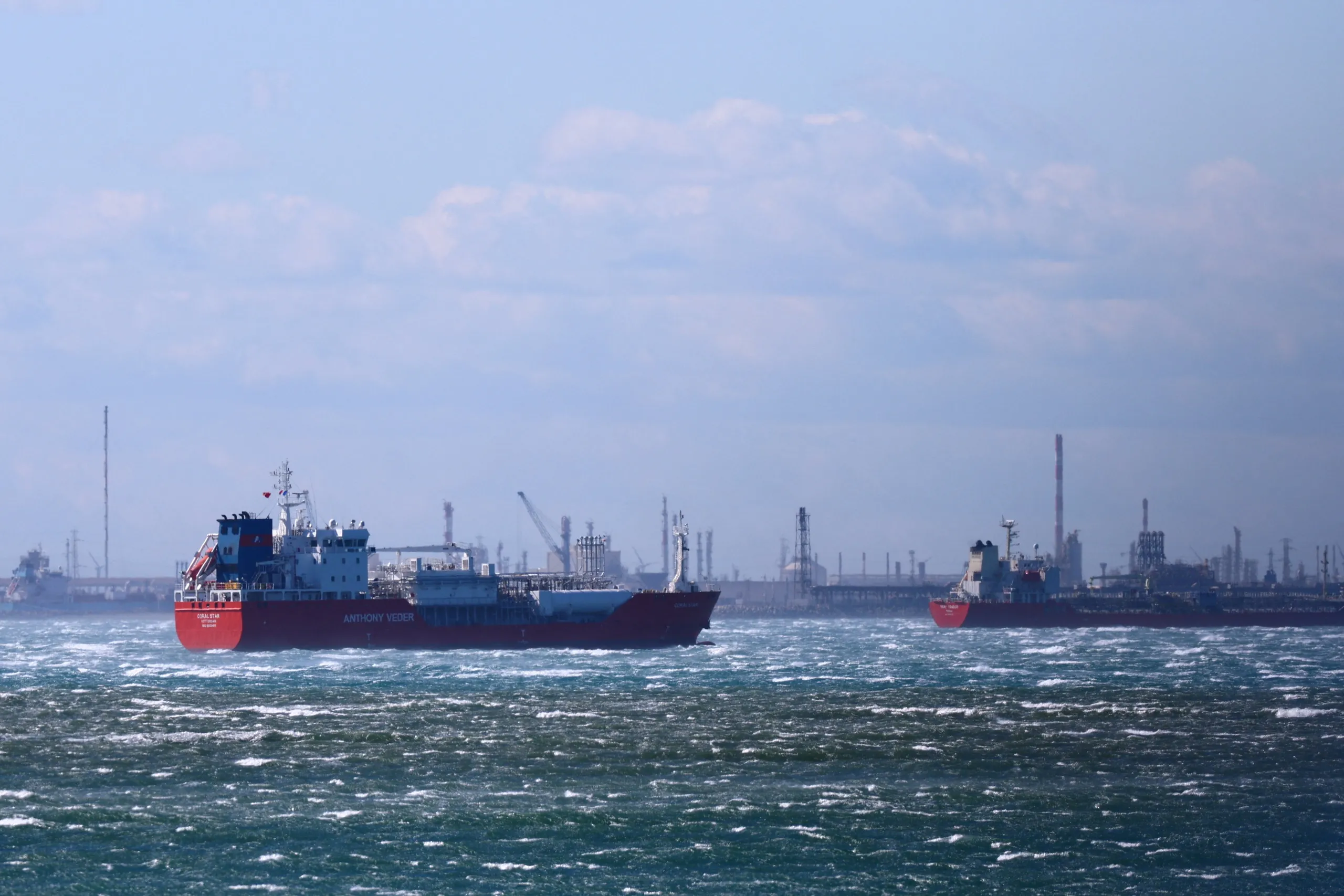 Tàu chở hàng đi qua eo biển Hormuz - Ảnh Reuters