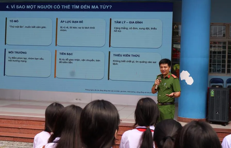 Đại úy Phạm Minh Đức, Công an Phường Bảy Hiền đang tuyên truyền cách phòng tránh ma túy cho học sinh và người dân - Ảnh: Kim Anh
