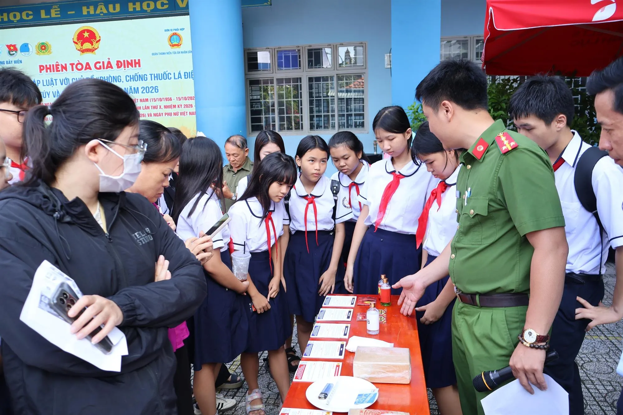 Công an Phường Bảy Hiền đang giới thiệu nơi trưng bày 35 vật phẩm mẫu - Ảnh: Kim Anh