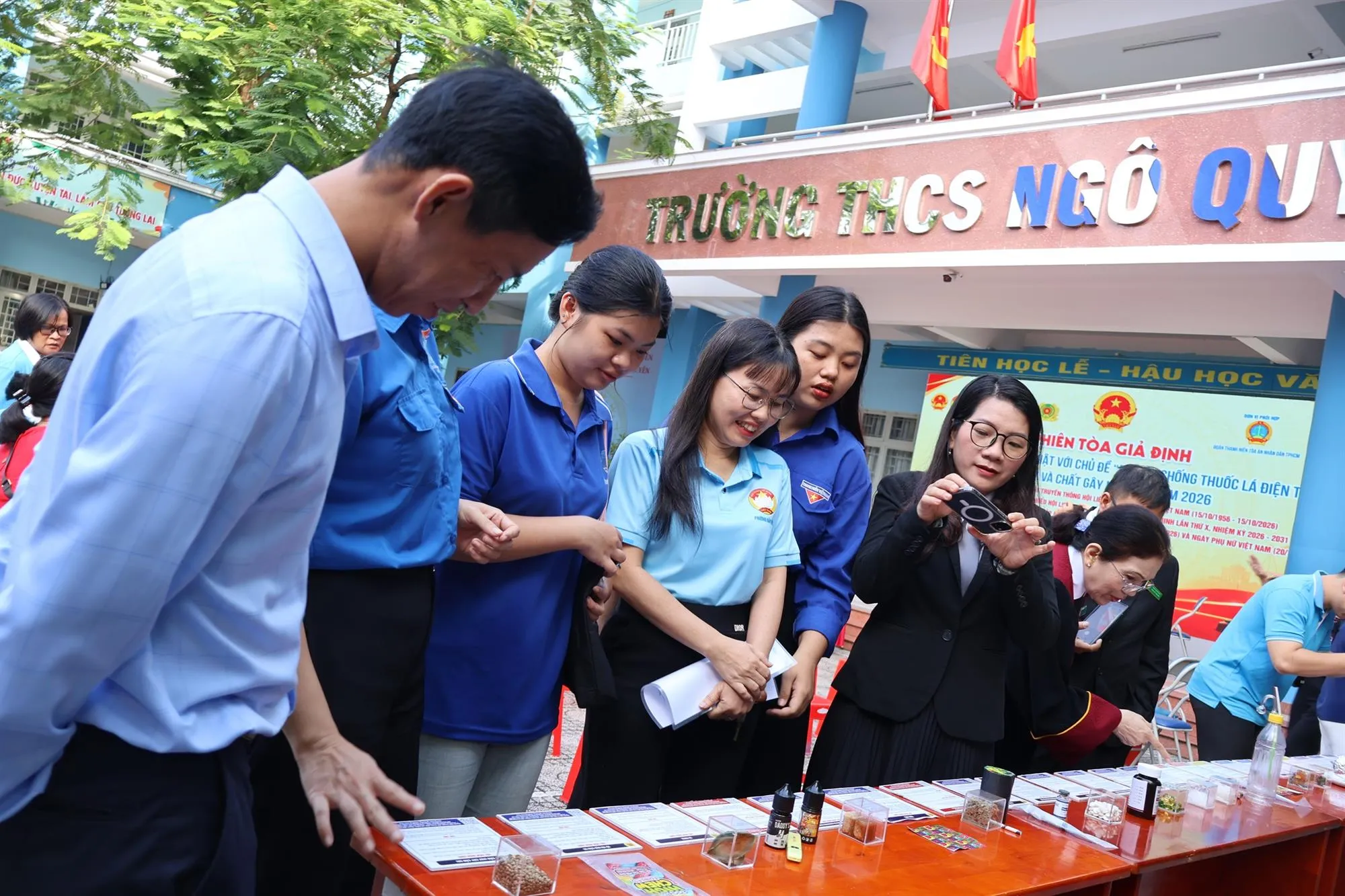 Công an Phường Bảy Hiền đang giới thiệu nơi trưng bày 35 vật phẩm mẫu - Ảnh: Kim Anh