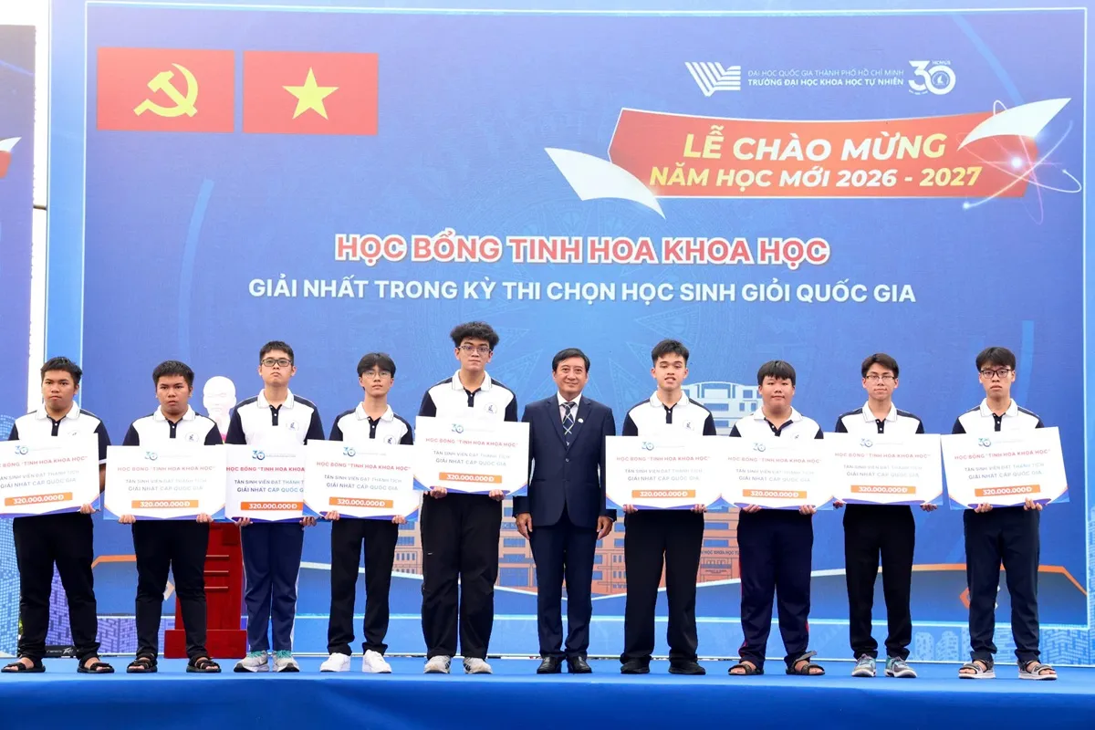 PGS-TS Trần Lê Quan - Hiệu trưởng Trường trao học bổng-h2