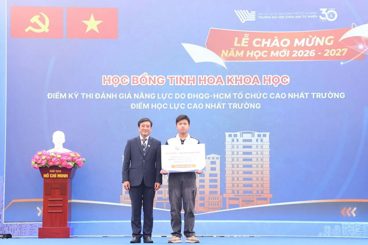 PGS-TS Trần Lê Quan - Hiệu trưởng Trường trao học bổng-h3