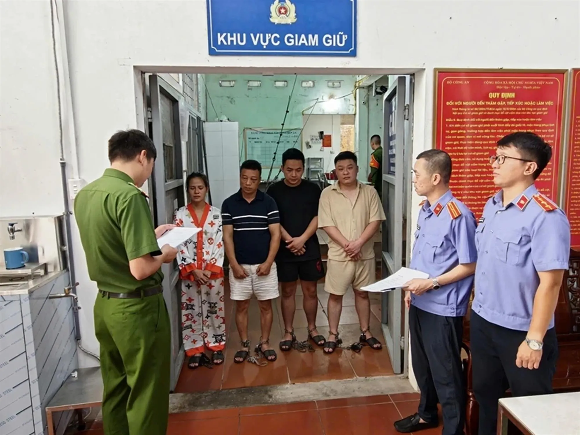 4 trong 6 đối tượng bị bắt sau khi gây rối trật tự công cộng - Ảnh: Chụp màn hình
