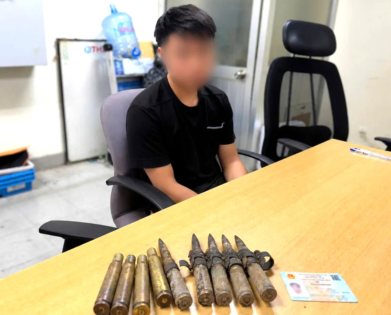 Nam hành khách khai số vỏ đạn và đạn 12 li 7 mang theo với mục đích sưu tầm - Ảnh: Công an cung cấp