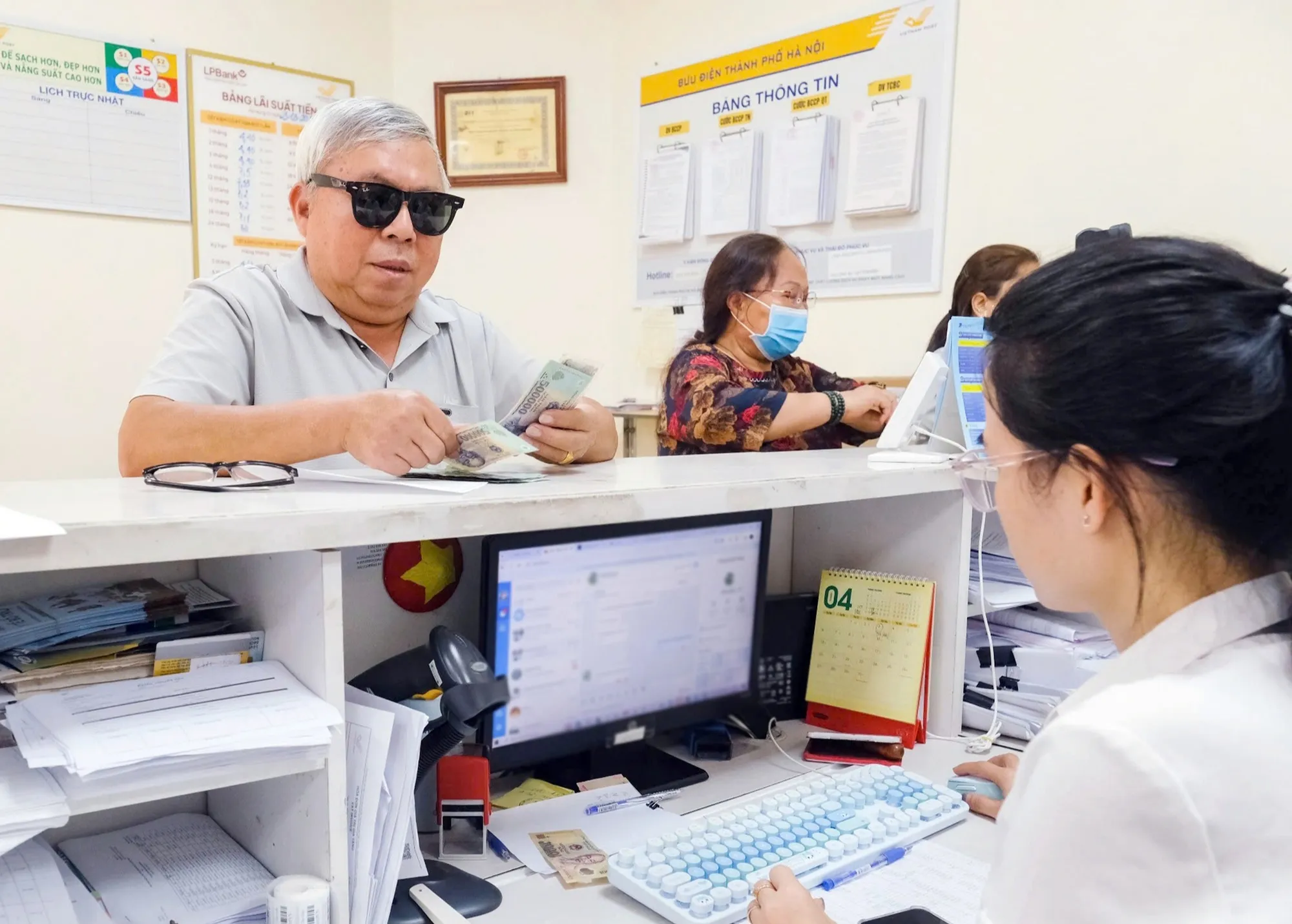 Lương hưu đã tăng từ 1/7/2026. Trong ảnh: Cán bộ hưu trí nhận lương hưu tại Hà Nội - Ảnh: Hà Quân - TTO