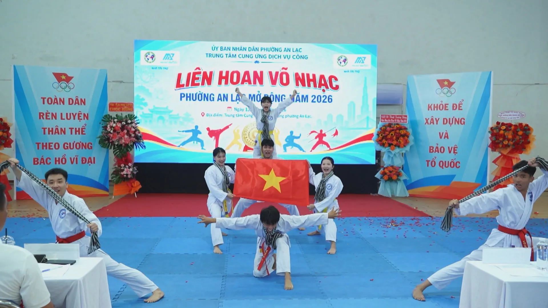 Không khí trang nghiêm, hào hứng của các đội thi tại buổi lễ