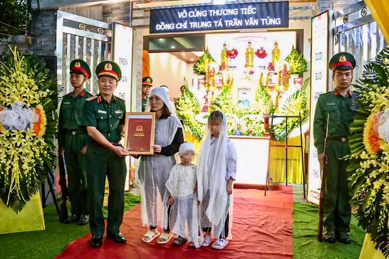 Trung tướng Lương Văn Kiểm trao Quyết định truy thăng quân hàm sĩ quan trước thời hạn từ cấp bậc Thiếu tá lên Trung tá đối với đồng chí Trần Văn Tùng tới thân nhân của đồng chí