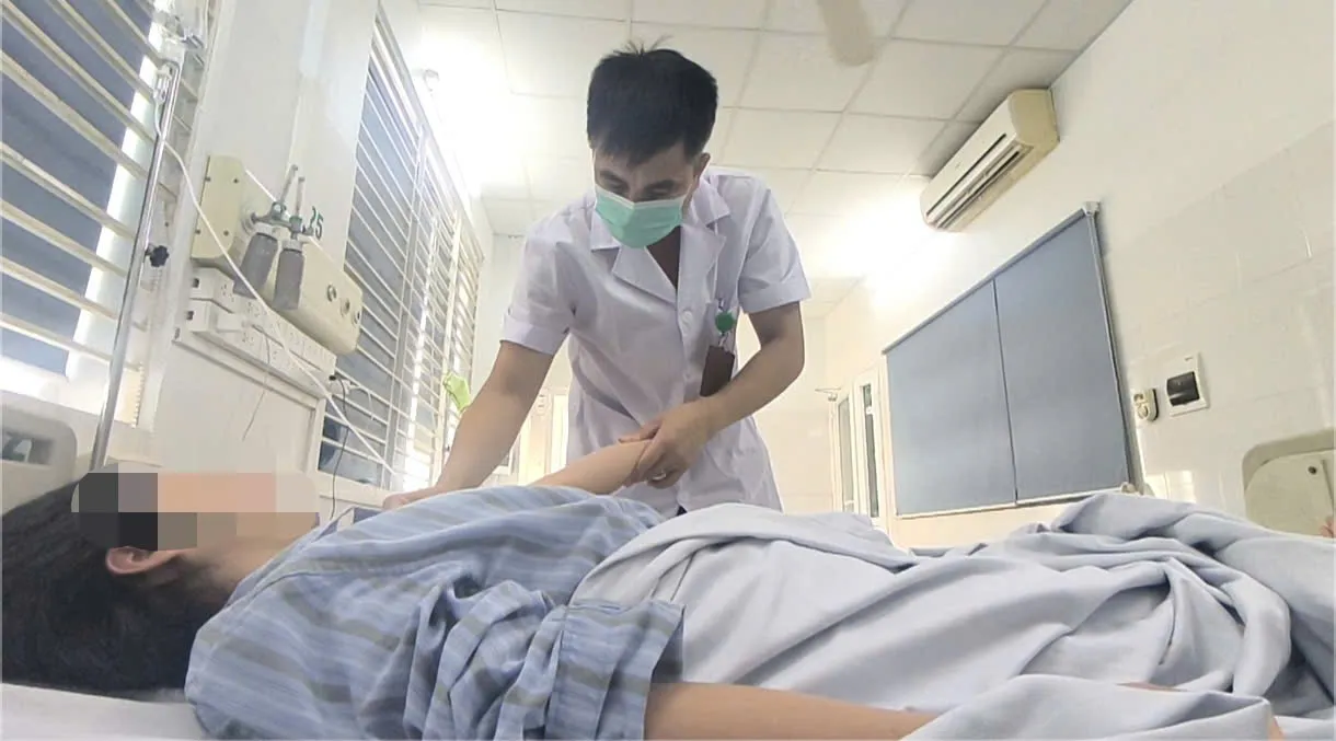 Bệnh nhân sốt xuất huyết điều trị tại Bệnh viện Bệnh Nhiệt đới Trung ương - Ảnh: Đặng Thanh - SGGP