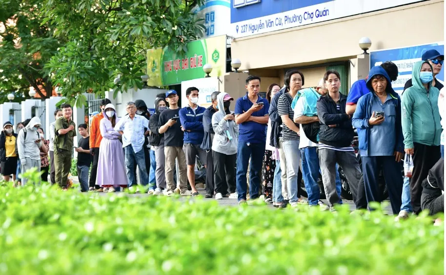 Người dân rồng rắn xếp hàng trước cửa Nhà xuất bản Giáo Dục TP. Hồ Chí Minh sáng 9/9 - Ảnh: Duyên Phan - TTO