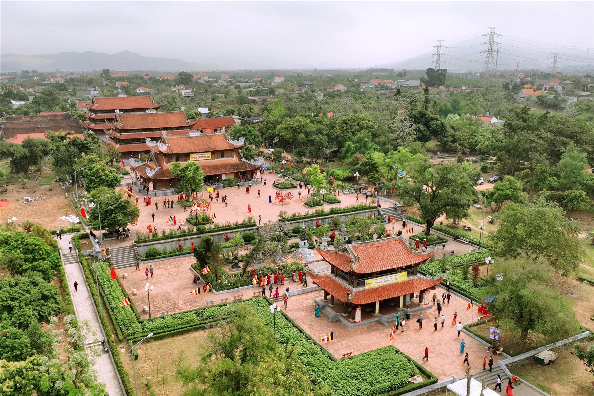 Từ vịnh Hạ Long nước biển xanh ngắt đến non thiêng mây phủ, l ắng nghe trầm tích ngàn năm nơi cổ tự Quỳnh Lâm, Ngọa Vân