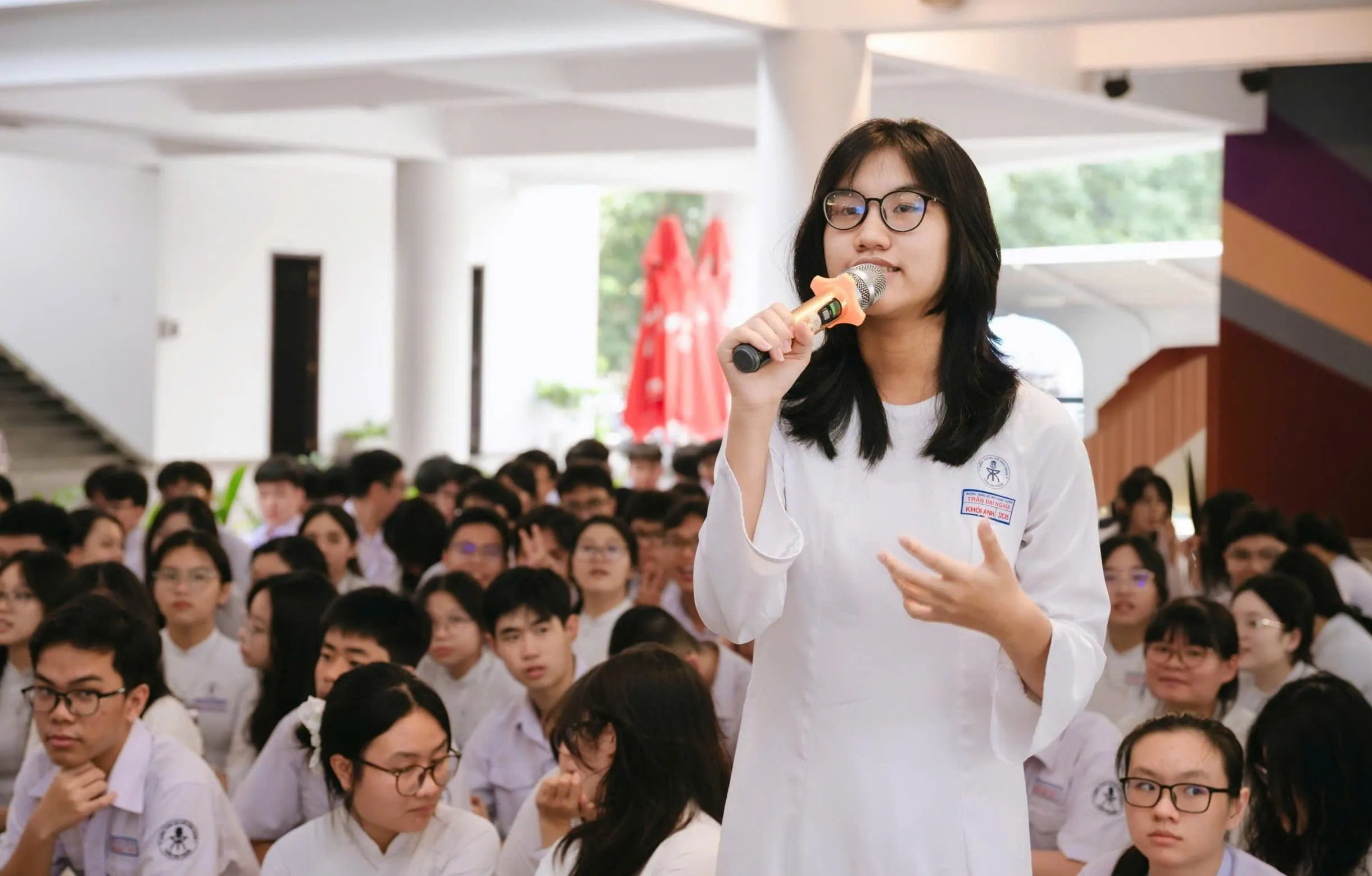 Học sinh trường THPT Trần Đại Nghĩa tham gia đặt câu hỏi tại chương trình - Ảnh Bá Nam