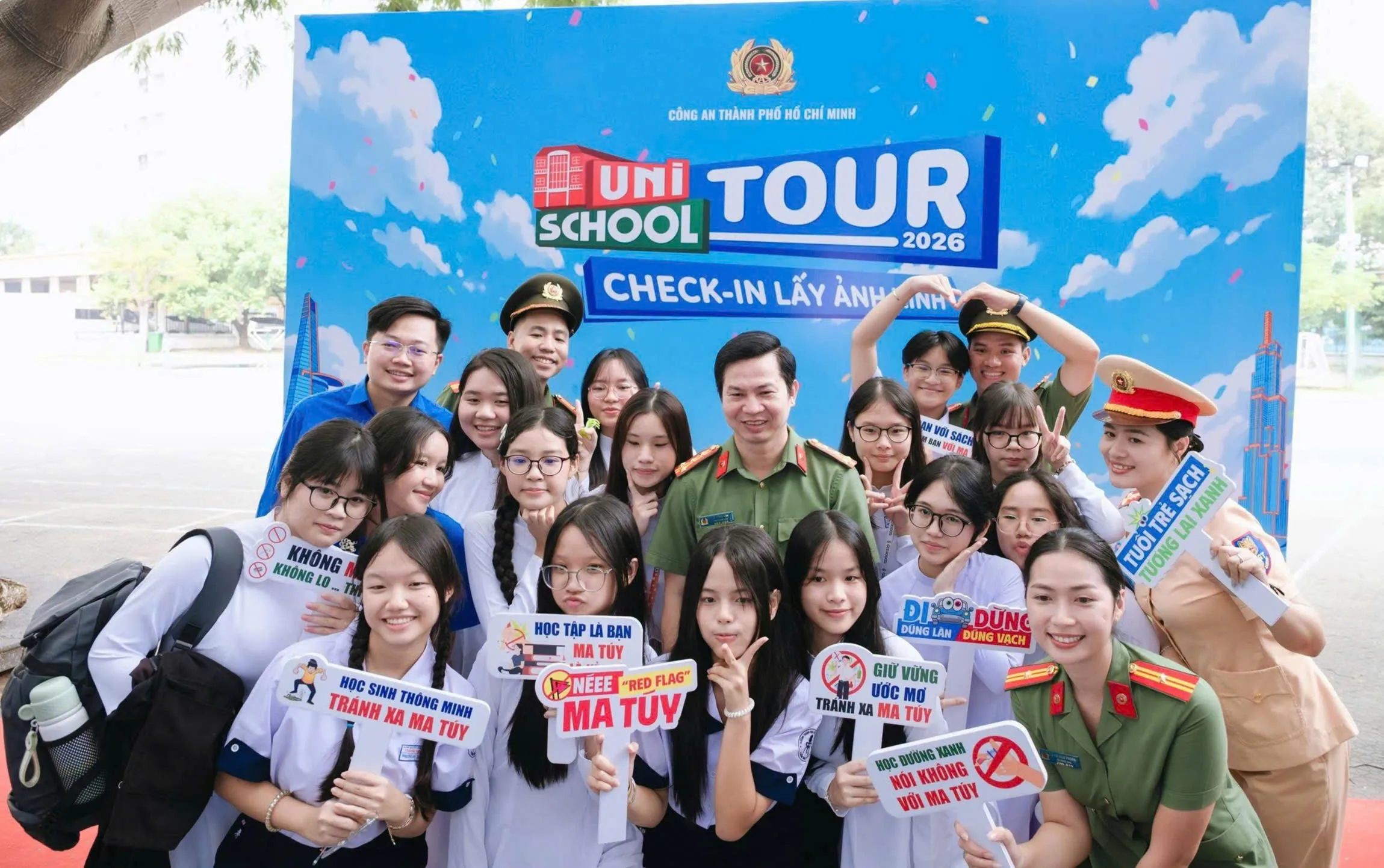 Học sinh trường THPT Trần Đại Nghĩa tham gia lễ phát động chương trình %22School tour%22 và %22Uni tour%22 - Ảnh Bá Nam