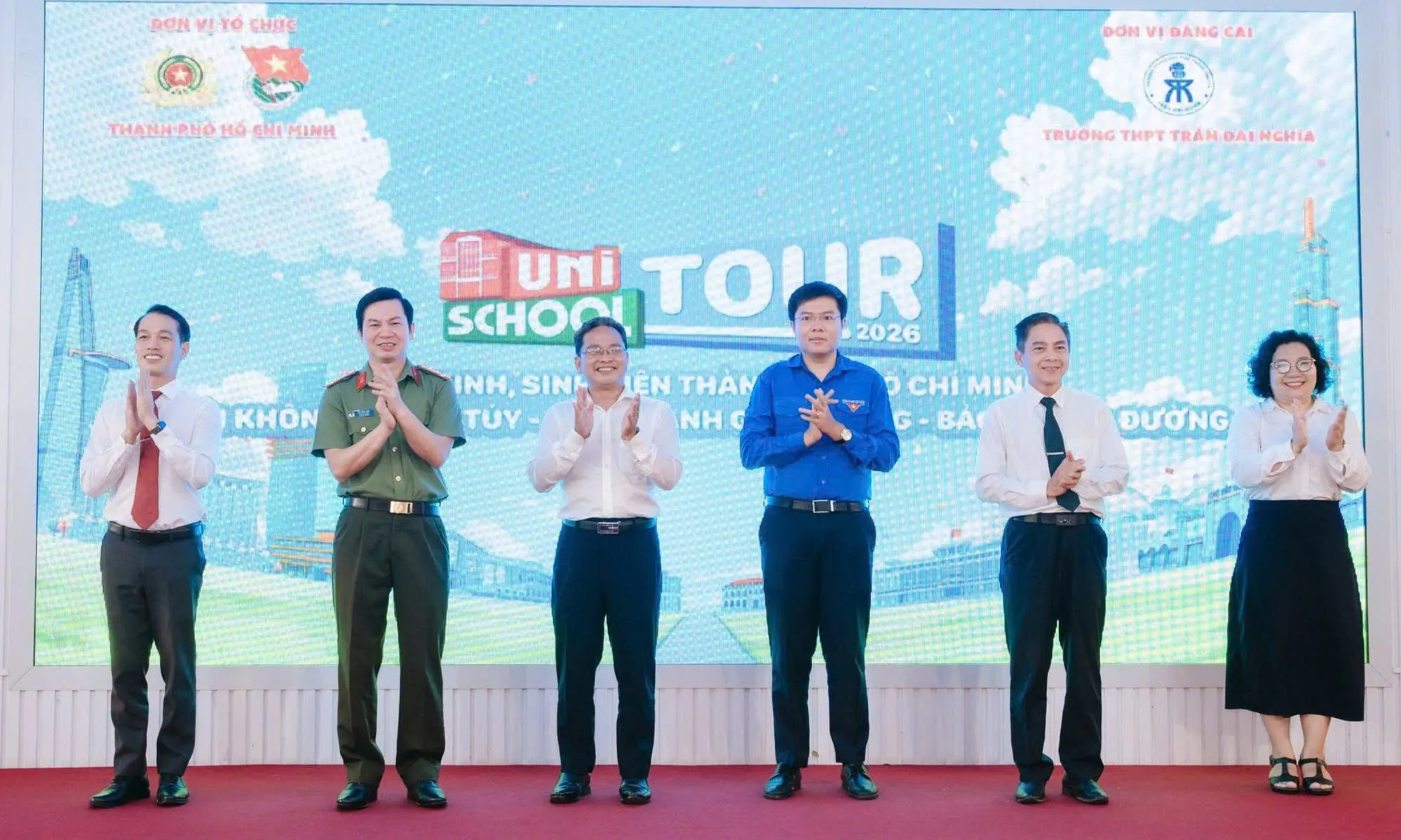Nghi thức phát động chuỗi chương trình %22School tour%22 và %22Uni tour%22 học sinh, sinh nói không với ma, chấp hành giao thông, bảo vệ học đường - Ảnh Bá Nam