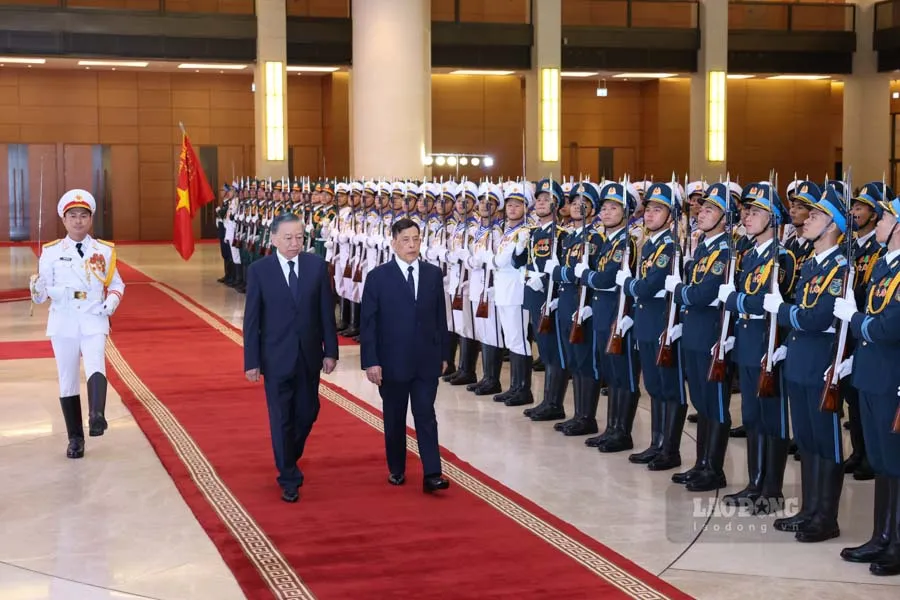 Tổng Bí thư, Chủ tịch nước Tô Lâm và Nhà vua Thái Lan Maha Vajiralongkorn Phra Vajiraklaochaoyuhua duyệt Đội danh dự Quân đội nhân dân Việt Nam - Ảnh: Hải Nguyễn - Lao Động