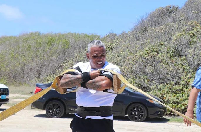voh-close-up-of-egmond-while-restraining-the-cars-1