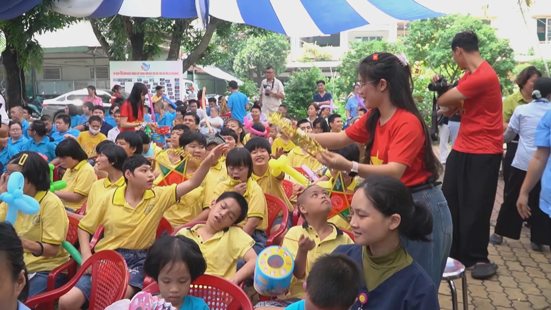 60 Giây Sáng ngày 16/9/2026 | Mưa lớn ngập trường, bộ đội dùng thuyền thúng “giải cứu” học sinh - Ảnh 6.