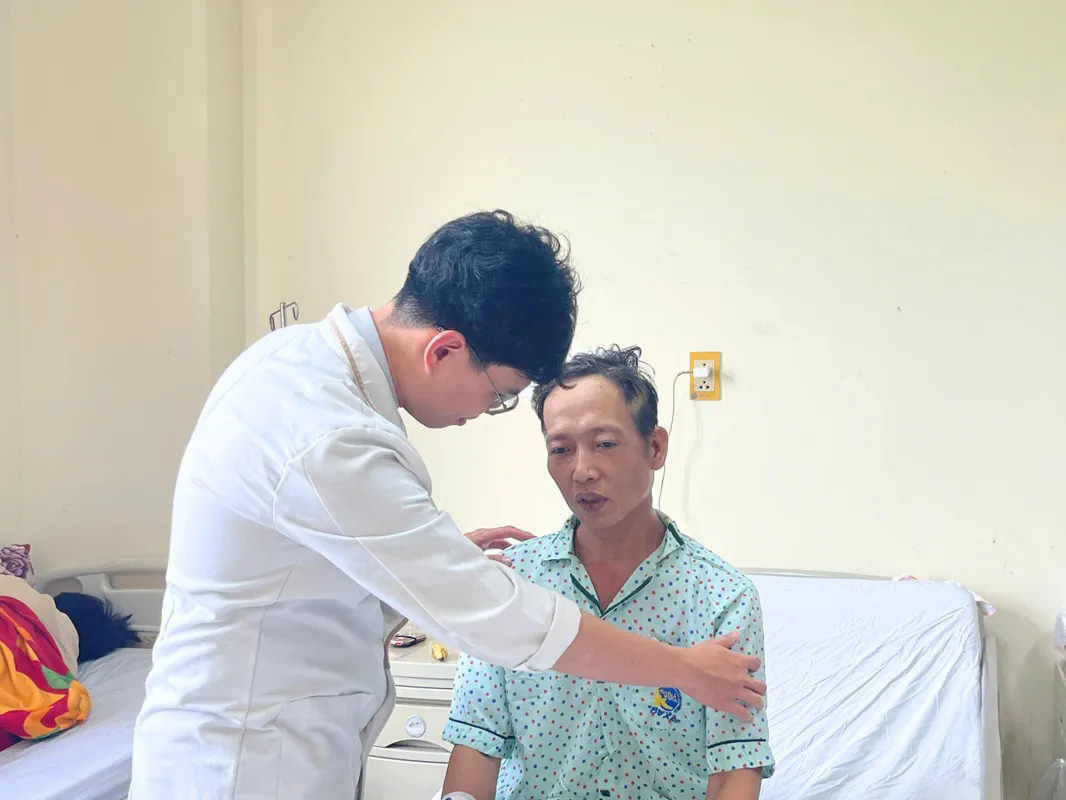 BÁC SĨ THĂM KHÁM BỆNH NHÂN