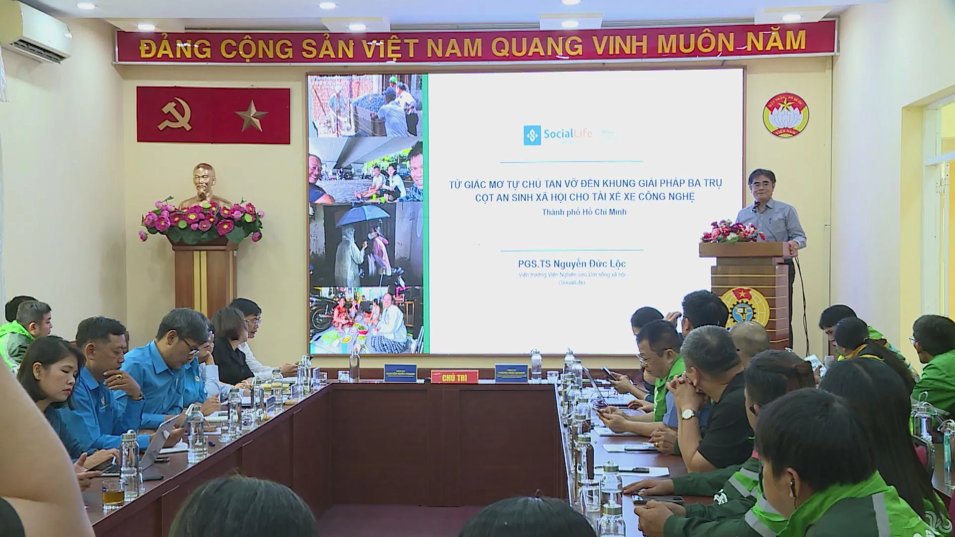 Các đại biểu và chuyên gia trao đổi về cơ chế chính sách bảo hiểm xã hội cho tài xế công nghệ