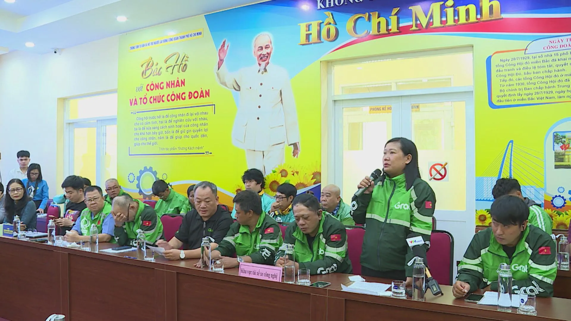 Các tài xế xe công nghệ lắng nghe chia sẻ về quyền lợi bảo hiểm xã hội tại buổi tọa đàm-h1