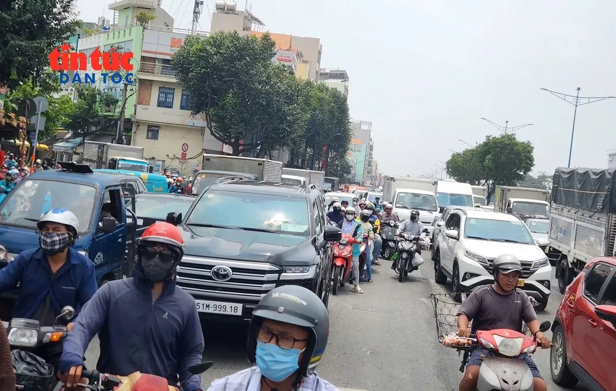 Giao thông qua khu vực tai nạn gặp nhiều khó khăn