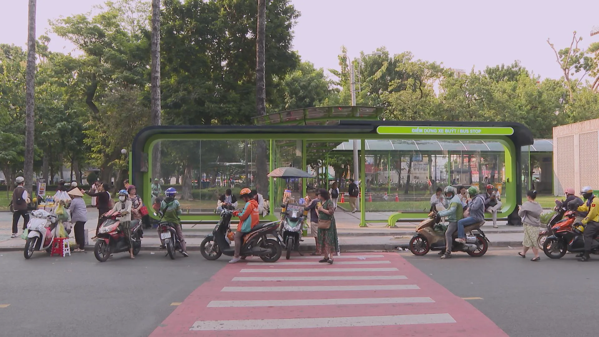 hà chờ xe buýt mới tại khu vực trung tâm TP. Hồ Chí Minh đáp ứng nhu cầu kết nối giao thông công cộng