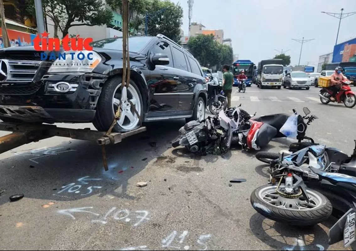 Hiện trường vụ tai nạn khiến các phương tiện hư hỏng
